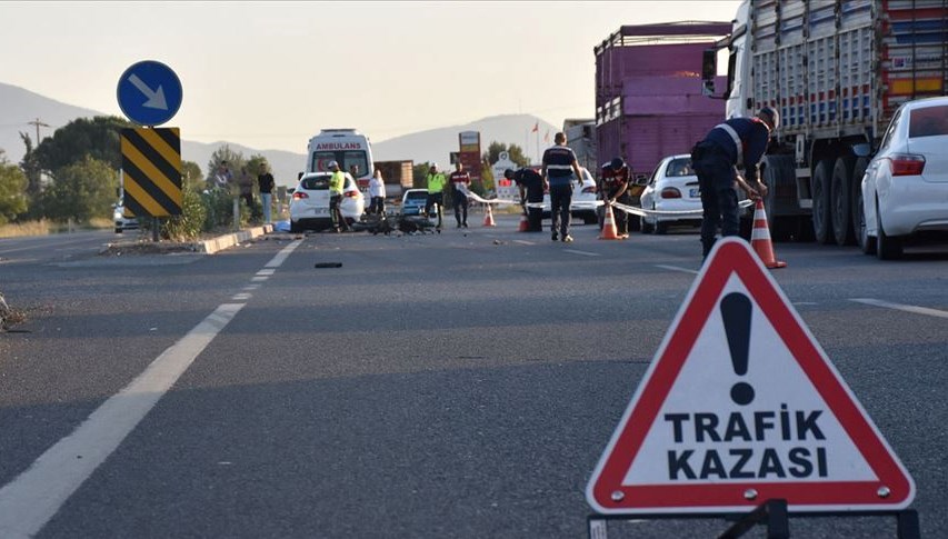 Anadolu Otoyolu’nda hafif ticari araç devrildi: 3 yaralı