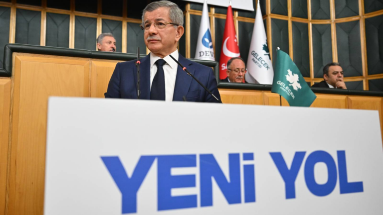 yeni-yol-tbmm-grup-toplantisi-ahmet-davutoglu-kultur-ve-turizm-bakaninin-rant-ve-bolu-belediye-baskaninin-sov-siyaseti-78-cana-mal-oldu-EObtFsC6.png