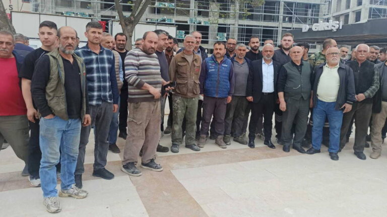 malatya-oto-sanayi-esnafi-valilik-onunde-toplandi-uc-gunde-cikin-diyorlar-dukk-n-istiyoruz-hhpw5GC7