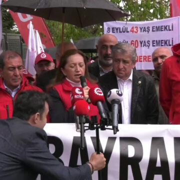 DİSK, Bakanlık Önünde Emeklilik İkramiyelerine Tepki Gösterdi: “4 Bin Lira Yetersiz”