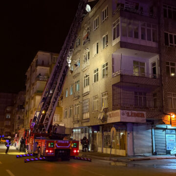 Kayseri’de Apartman Yangını Panik Yarattı, Vatandaşlar Balkonlara Çıktı